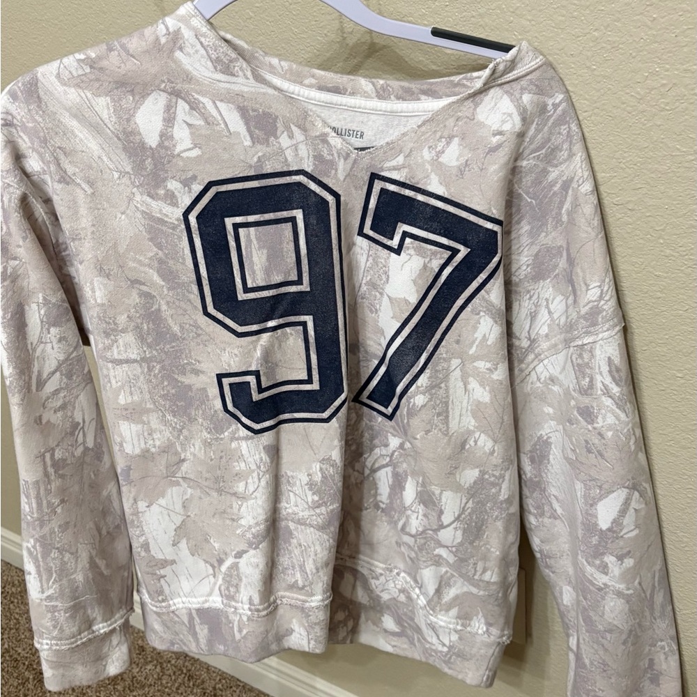 Hollister Women's Beige Patterned Sweater with Navy 97 Size XS Oversized